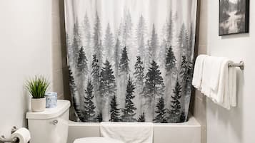 Family Suite, Multiple Beds, Non Smoking | Bathroom | Combined shower/bathtub, deep-soaking bathtub, free toiletries