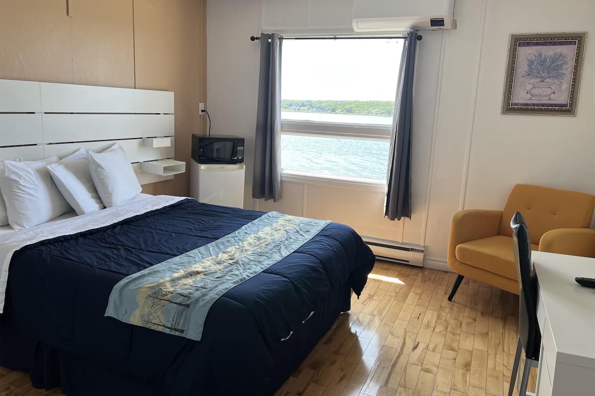 Standard Room, 1 Queen Bed, Non Smoking, Sea View