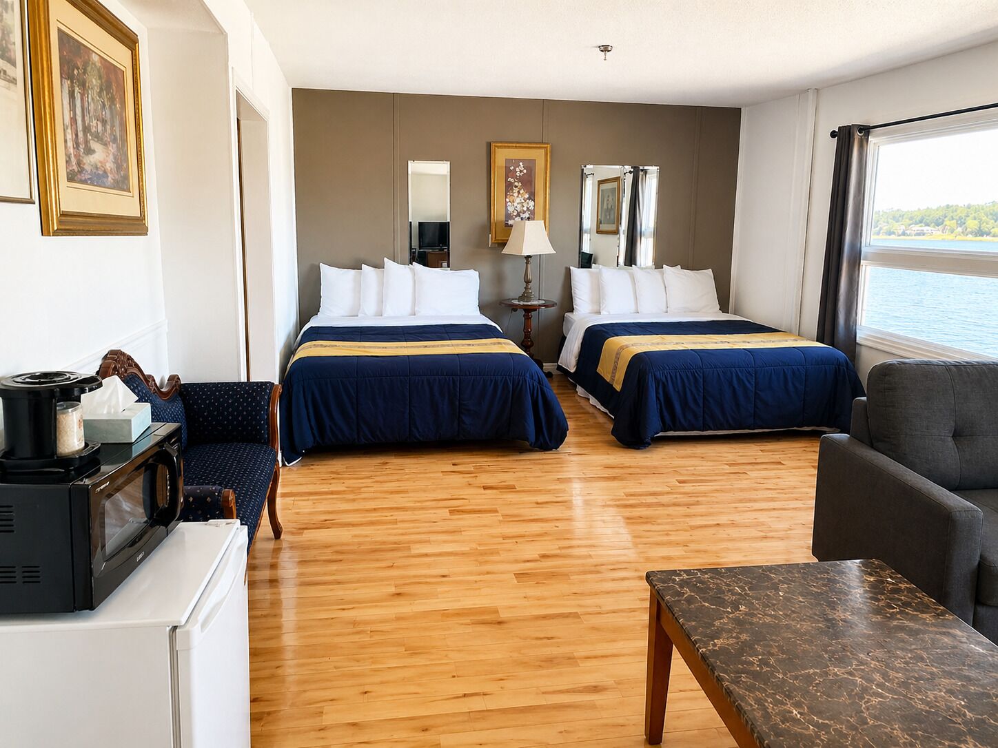 Suite familiar, varias camas, no fumadores | Ropa de cama de alta calidad, mobiliario individual, escritorio