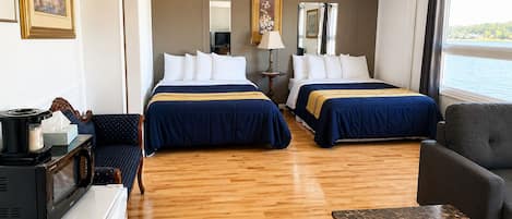 Suite familiar, varias camas, para no fumadores | Ropa de cama de alta calidad, muebles diferentes y escritorio