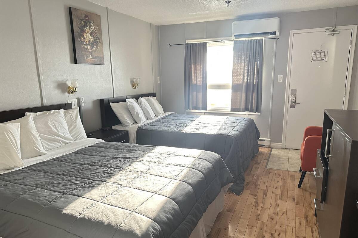 Habitación estándar, 2 camas de matrimonio, no fumadores | Ropa de cama de alta calidad y escritorio