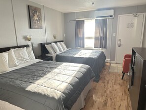 Rom – standard, 2 queensize-senger, ikke-røyk | Sengetøy av topp kvalitet, individuelt innredet og skrivebord