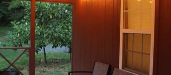 Secluded Magnolia Cabin & Hot Tub