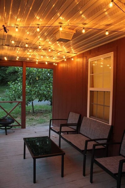 Secluded Magnolia Cabin & Hot Tub