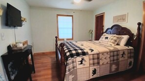3 bedrooms, iron/ironing board, free WiFi, bed sheets - Secluded Magnolia Cabin & Hot Tub (Marshall)