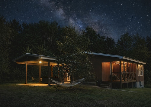 Secluded Magnolia Cabin & Hot Tub