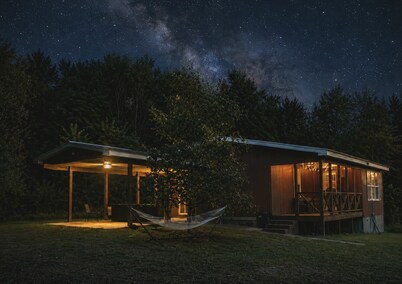 Secluded Magnolia Cabin & Hot Tub