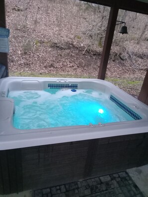 Outdoor spa tub - Secluded Magnolia Cabin & Hot Tub (Marshall)
