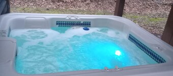 Secluded Magnolia Cabin & Hot Tub