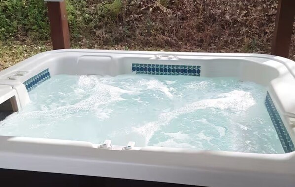 Outdoor spa tub - Secluded Magnolia Cabin & Hot Tub (Marshall)