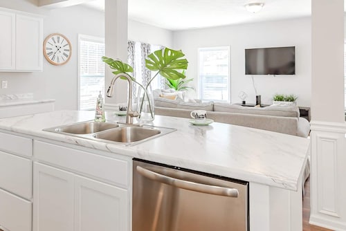 Dream Retreat, Newly Built Indy 4Bd w/ Pool Table!