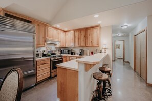 Fridge, microwave, oven, dishwasher - 61MBR - Hot Tub - Wi-Fi - Pets Ok - Sleeps 6 by RedAwning (Glacier)