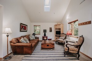 TV, fireplace, DVD player - 61MBR - Hot Tub - Wi-Fi - Pets Ok - Sleeps 6 by RedAwning (Glacier)