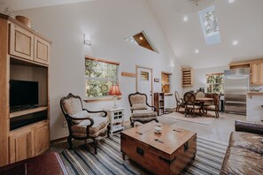 TV, fireplace, DVD player - 61MBR - Hot Tub - Wi-Fi - Pets Ok - Sleeps 6 by RedAwning (Glacier)