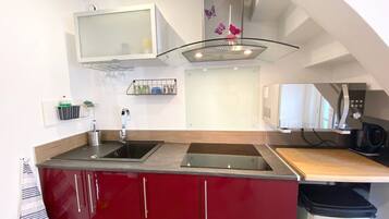 Een koelkast, een microgolfoven, een oven, een kookplaat