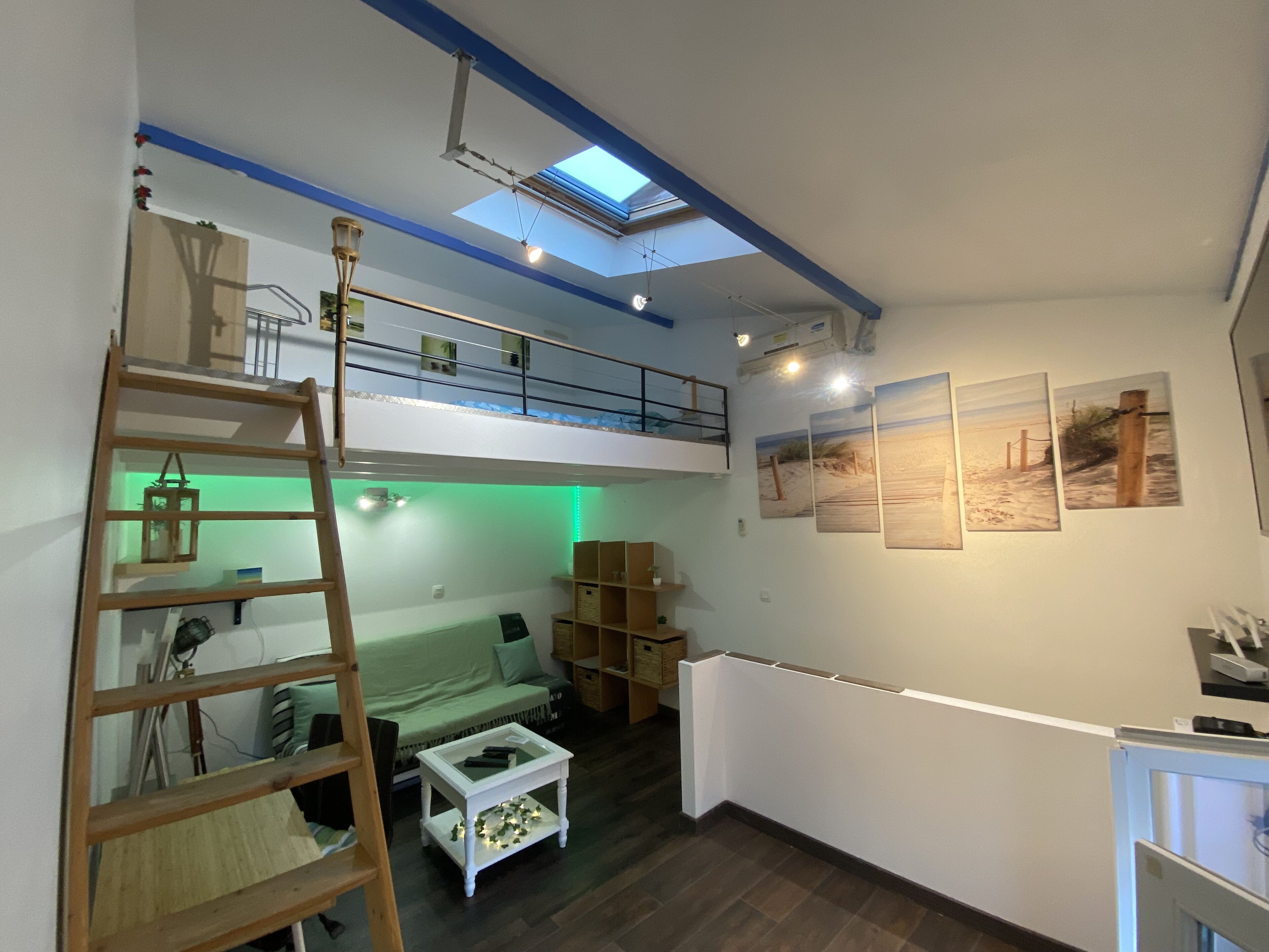 电视、书、办公室