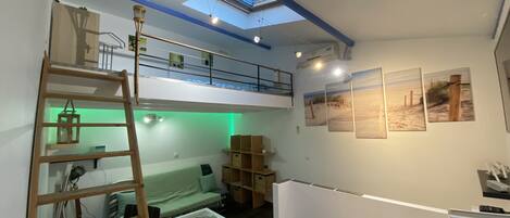 电视、书、办公室