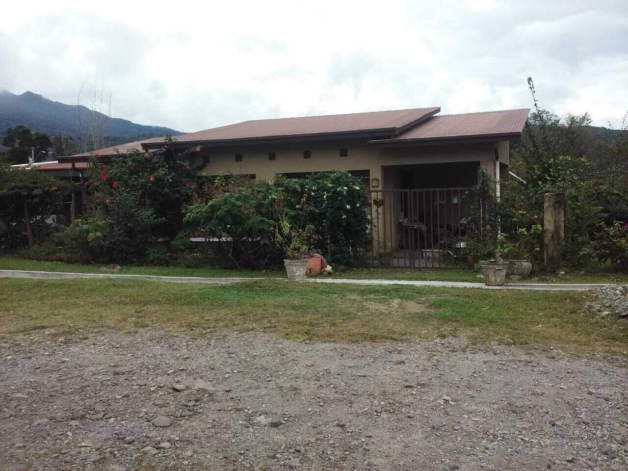 Il s’agit d’un bâtiment à deux étages, doté d’un toit plat et d’un porche abrité. On y trouve une allée gravillonnée à l’avant et une pelouse sur le côté gauche.