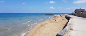 Una spiaggia nelle vicinanze