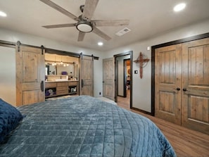 3 habitaciones, escritorio, tabla de planchar con plancha y wifi gratis
