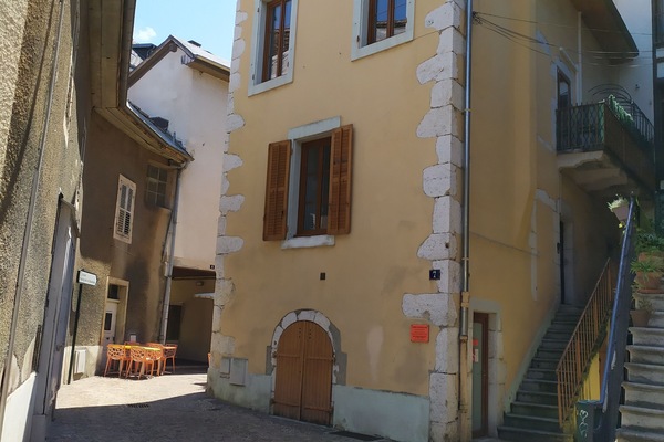 Immeuble à l'architecture d'antan influence italienne.