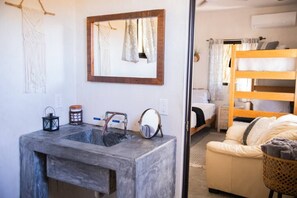 5 bedrooms, iron/ironing board, WiFi, bed sheets