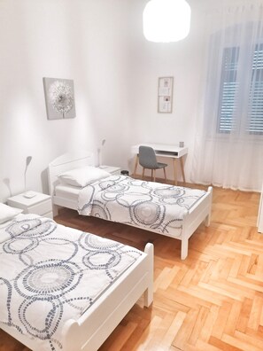 2 bedrooms, free WiFi, bed sheets - Top location (150 m- Bacvice, 400 m-Diocletian’s Palace, 5-minute walk to ferry) (Split)