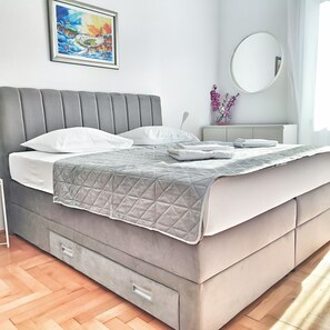 2 bedrooms, free WiFi, bed sheets - Top location (150 m- Bacvice, 400 m-Diocletian’s Palace, 5-minute walk to ferry) (Split)