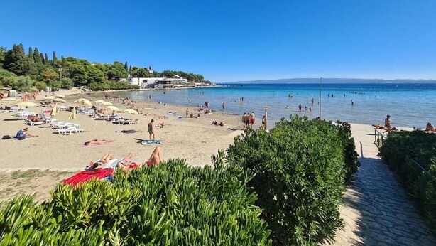 A beach with sun loungers, umbrellas, and people enjoying the water. - Top location (150 m- Bacvice, 400 m-Diocletian’s Palace, 5-minute walk to ferry) (Split)