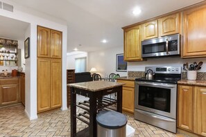 ثلاجة، ميكروويف، فرن، موقد طهي مسطح