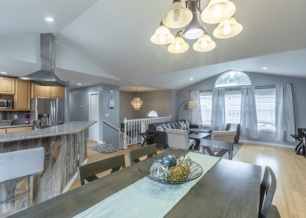 Interior - Gorgeous, spacious 2 floor home 3.5 miles from Airport (Tukwila)