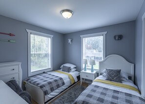 3 bedrooms, iron/ironing board, free WiFi - Gorgeous, spacious 2 floor home 3.5 miles from Airport (Tukwila)