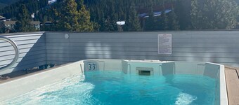 3 min Walk to Slopes, Great Views, Shared Hot Tub 