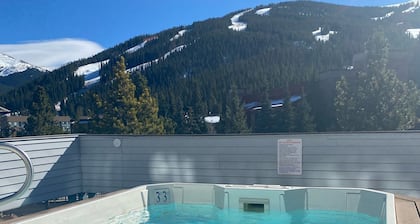 3 min Walk to Slopes, Great Views, Shared Hot Tub