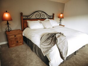 3 bedrooms, iron/ironing board, free WiFi, bed sheets - 3 min Walk to Slopes, Great Views, Shared Hot Tub  (Frisco)