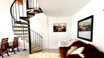 スマートテレビ、暖炉、書庫