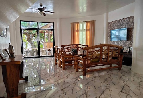 Bungalow house by the shoreline best for group of friends or family vacation.