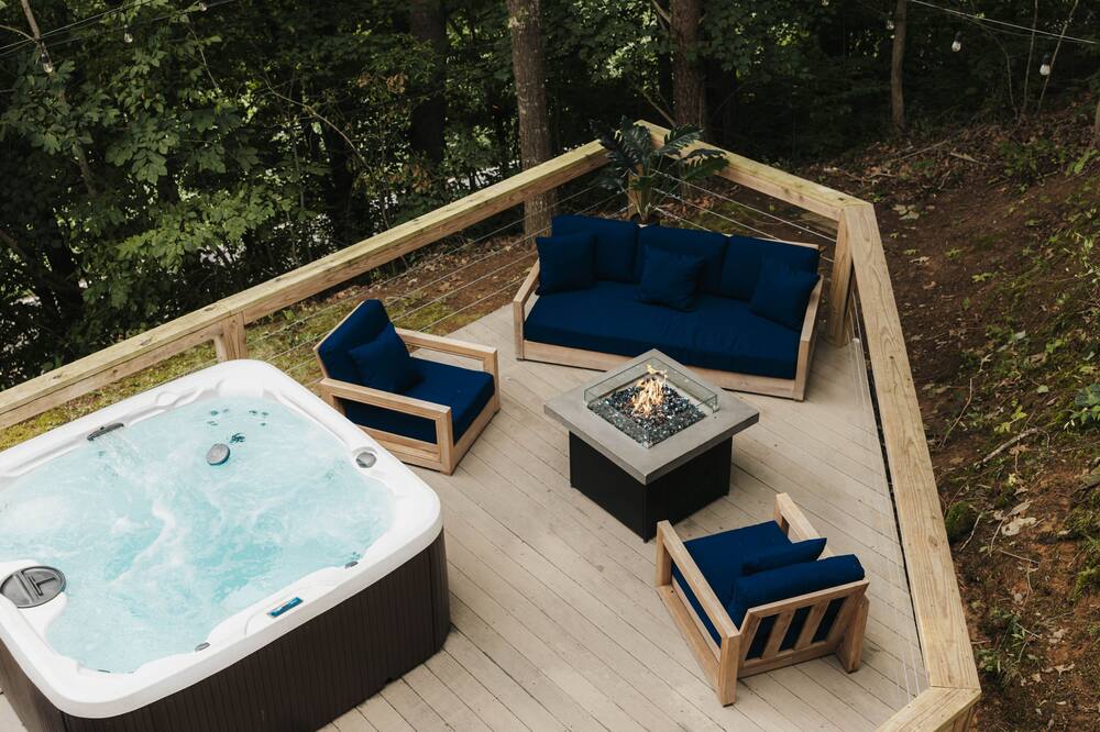 🍁Luxurious Family Getaway with Hot Tub, River Views, Sauna and more ✅