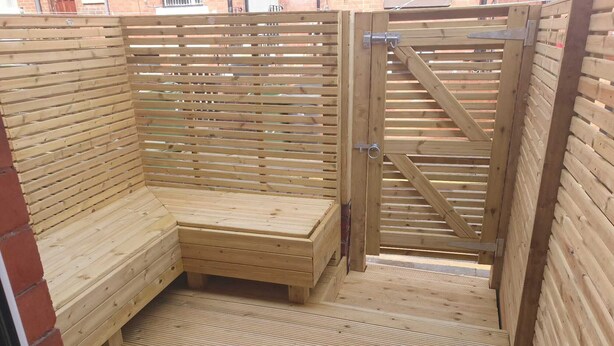 A sauna with a wooden bench, a slatted wall, and a metal gate. - Modern 1-Bed Apartment – 3 Min Walk to HOST & Pitman, Leeds (Leeds)