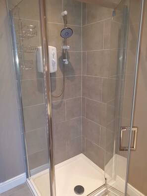 Ducha, secador de pelo, toallas, jabón