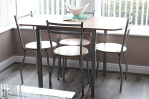 Dining - 
The Savile 1 Bed Room Apt Parking, WiFi, Near HOST & Leeds City Centre (Leeds)