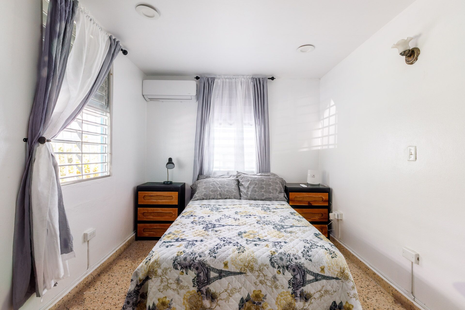 3 室のベッドルーム、デスク、アイロン / アイロン台、旅行用ベビーベッド