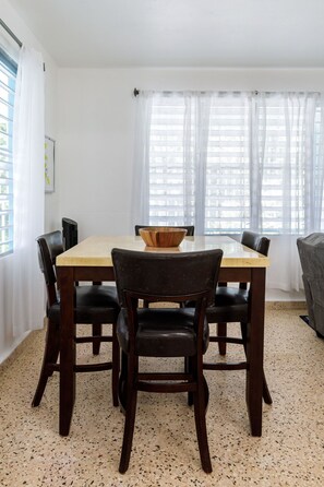 Dining - Huge Porch House in Rainforest 15 min from Beach (Sabana)