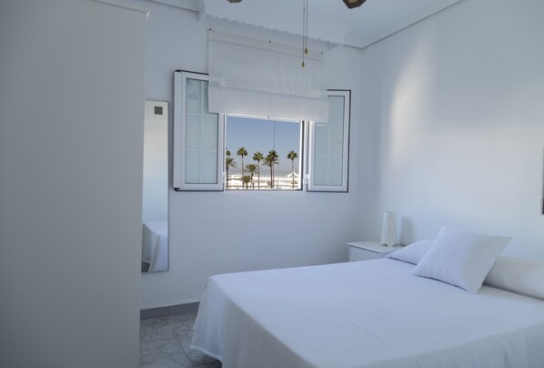 2 bedrooms, iron/ironing board, travel cot, WiFi - The Traveller`s House con Vistas a Playa LA Caleta (Cádiz)