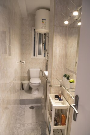 Dusj, hårføner, håndklær og såpe