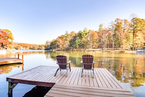 Hilltop Hideaway: Lakefront Cottage in the Smoky Mountains