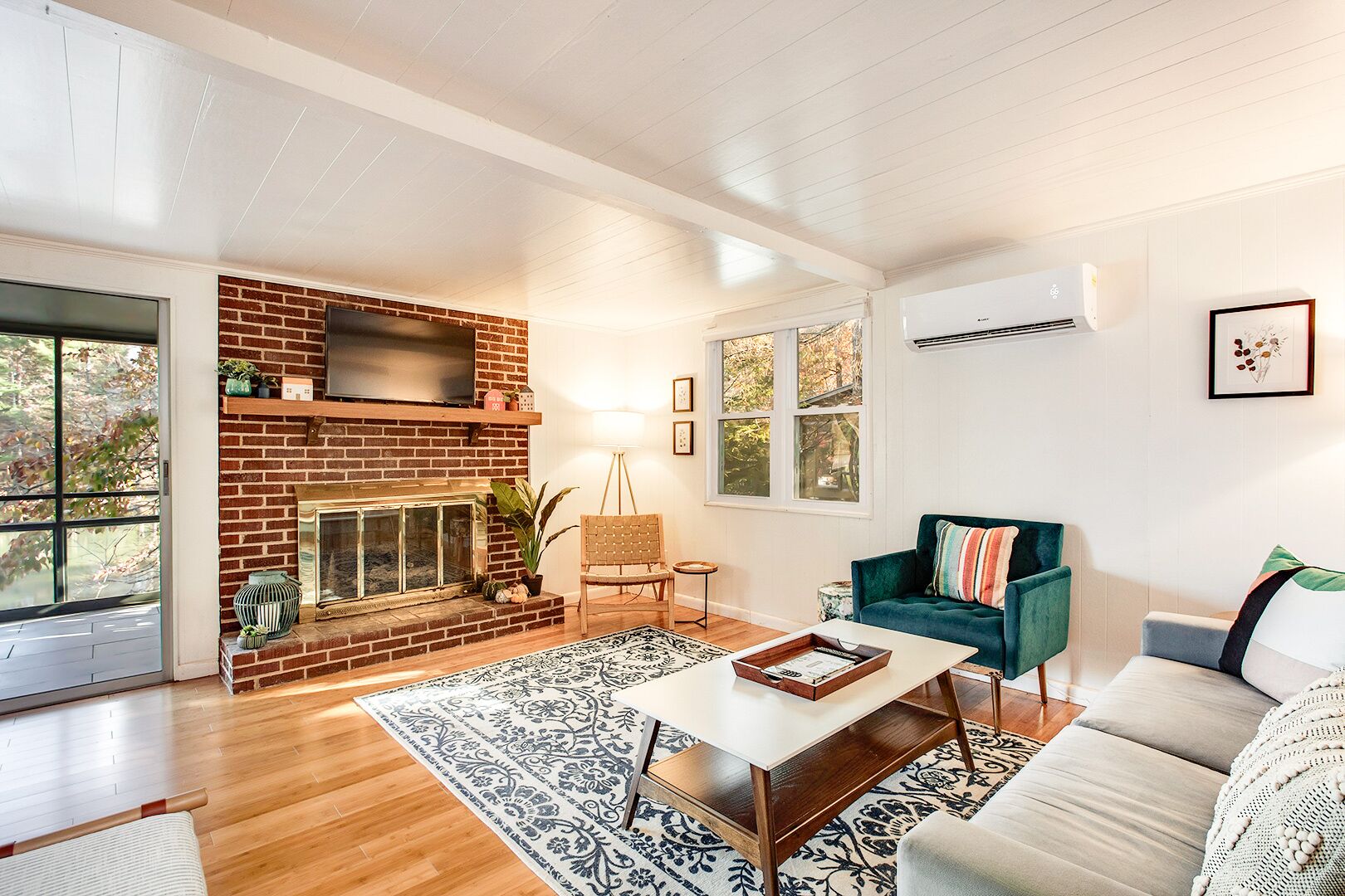 TV connectée, cheminée, livres, espaces bureaux