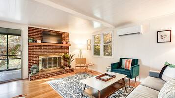 TV connectée, cheminée, livres, espaces bureaux