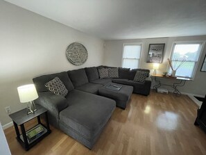 Smart TV, music library, video library, stereo - 3 bedroom house with fenced in yard and pool close to Syracuse (Cicero)