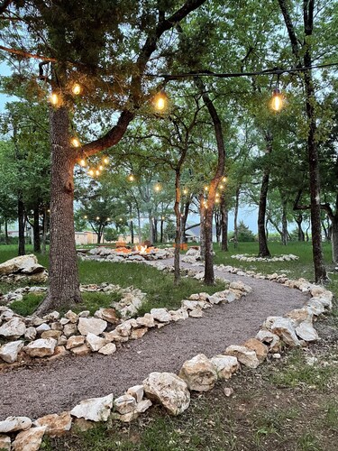Relaxing Cabin Getaway near Lake Texoma ~ your retreat awaits! 